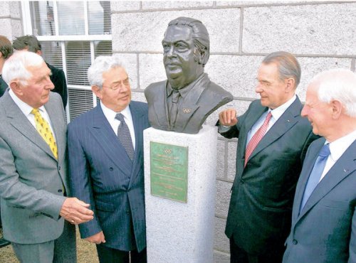 Presidente do COI (2º à dir.) inaugura busto de ex-membro da entidade, em Dublin (foto: Irishtimes.com