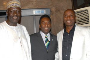 Pelé entre autoridades nigerianas (Foto: Vanguardngr.com)